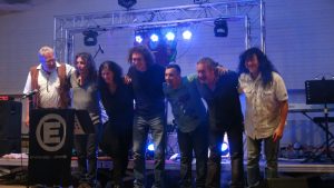 Eros Amaretti und Freunde auf der Bühne, verbeugen sich Coverband