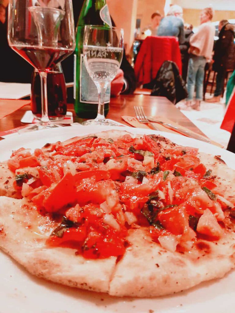 Pizza, Vino, Wein, leckeres Essen, italienisches Restaurant